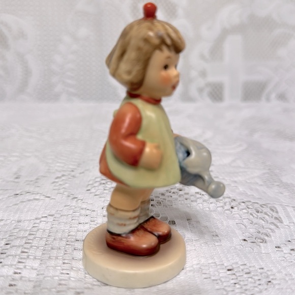 💛TM8 ‘Springtime Splendor’ HummelScape and Hummel Figurine ‘Nature’s Gift’. - Picture 11 of 13